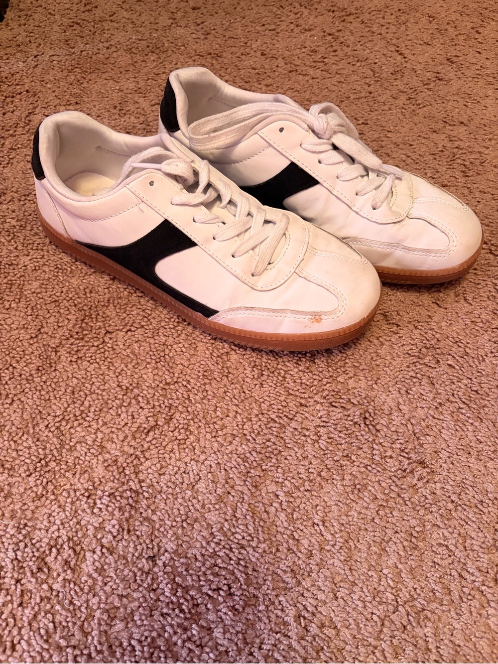 No Boundaries White and Black Low-Top Sneakers with Gum Sole